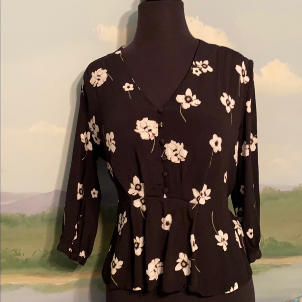 Elodie v-necktop- black with flowers